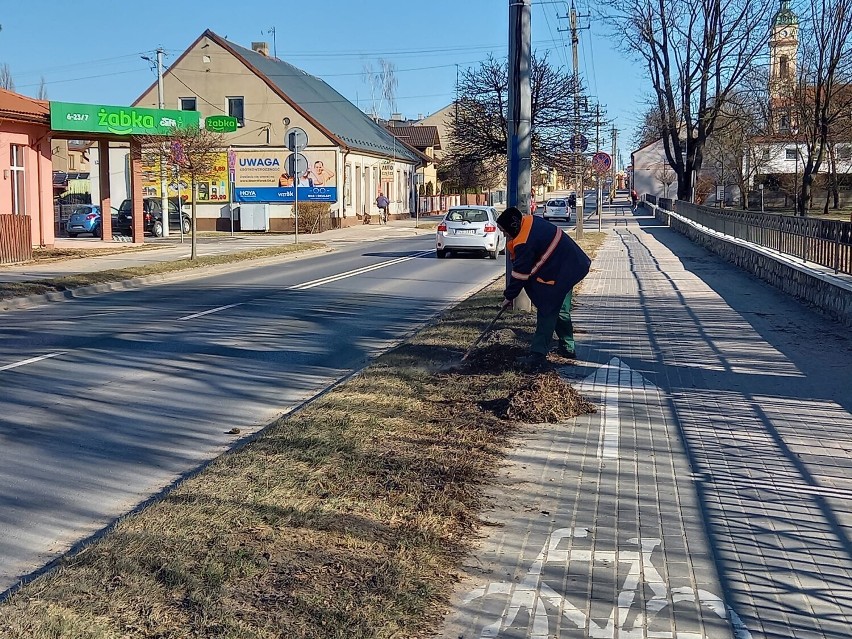Trwa sprzątanie powiatowych dróg po zimie w Zduńskiej Woli i...
