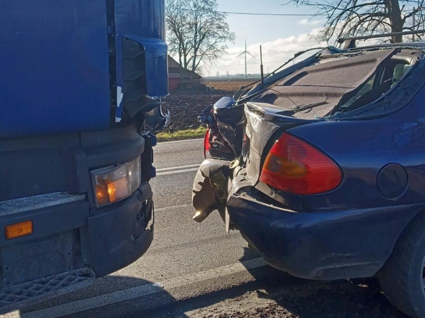 Radziejów. Scania z naczepą wjechała w forda w powiecie radziejowskim. Kierująca osobówką trafiła do szpitala [zdjęcia]