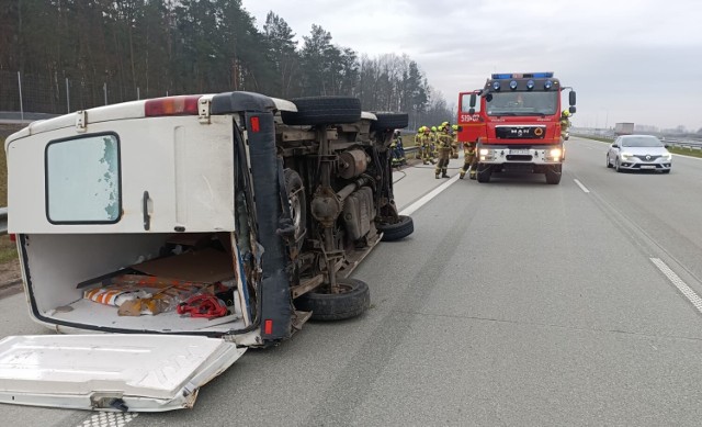 Wypadek na autostradzie A1 w okolicach Kamieńska. Zderzyły się bus i samochód osobowy