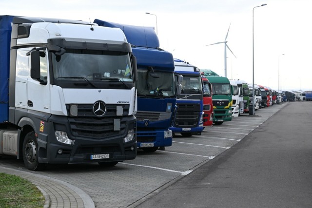 Ciężarówki na parkingu przy trasie A4 przed polsko-ukraińskim przejściem granicznym w Korczowej.
