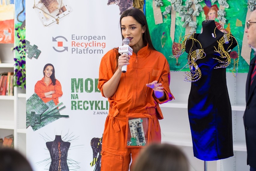 Uczniowie Gminnego Zespołu Szkół w Kazimierzu Dolnym razem ze znaną projektantką Anna Kubisz tworzyli ubrania z odpadów. Zobacz zdjęcia