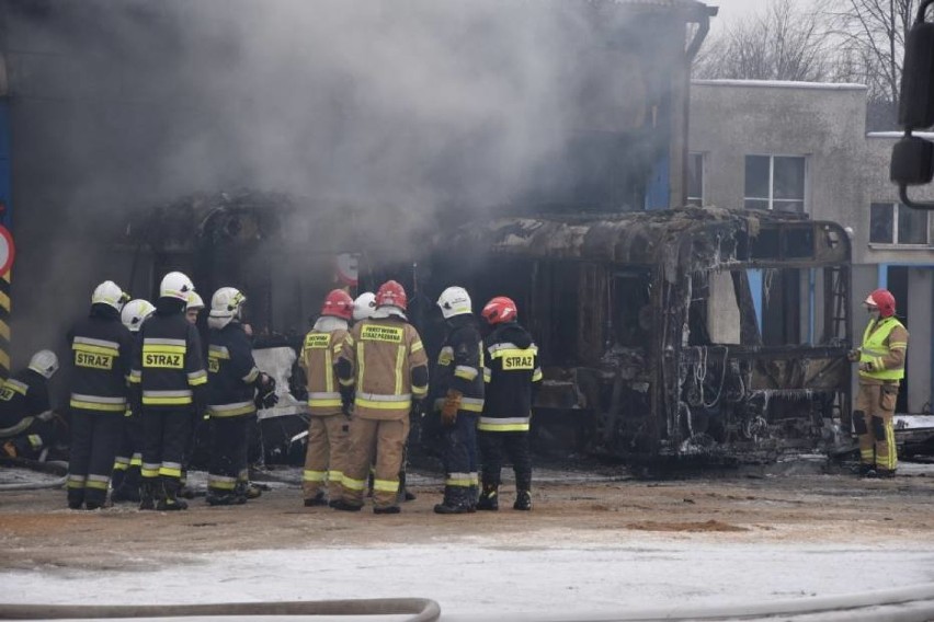 Niedzielny pożar w MZK Wejherowo. Zniszczeniu uległy dwa pojazdy i hala warsztatowa| AKTUALIZACJA
