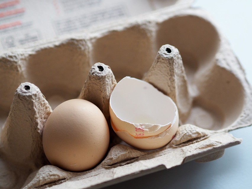 Jednym ze sposobów na wykorzystanie skorupek jajka jest...