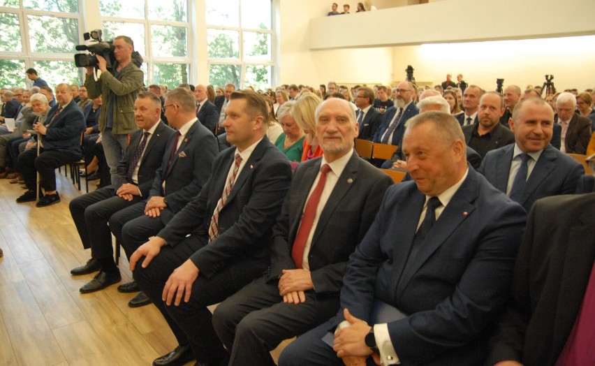 Akademia Piotrkowska uroczyście otwarta. Wstęgę przecięli znani parlamentarzyści i samorządowcy ZDJĘCIA