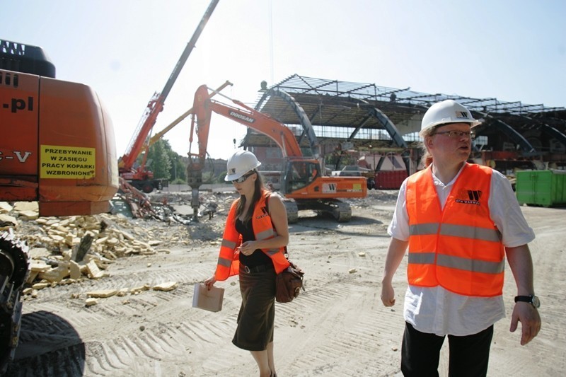 Supersam Katowice: olbrzymie dźwigi demontują ważące 12,5 tony stalowe przęsła ZDJĘCIA