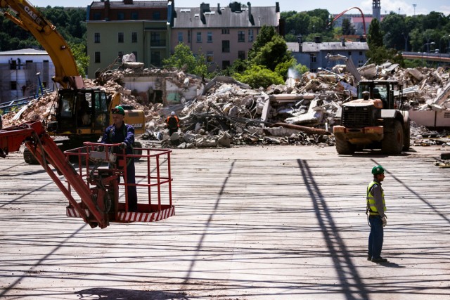 Nad dawnym bydgoskim lodowiskiem pozostała jeszcze tylko stalowa konstrukcja zadaszenia. Reszta została już rozebrana.