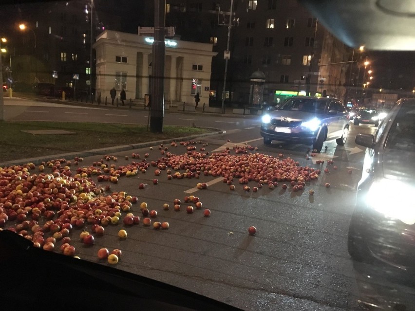 Plac Unii Lubelskiej cały w jabłkach. Nikt nie próbował ich sprzątać. Jabłka wysypali protestujący rolnicy