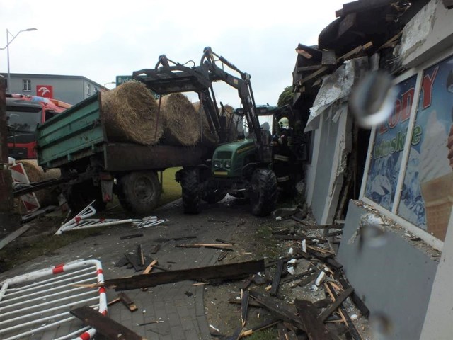 Wyrzysk: traktor wjechał w budynek