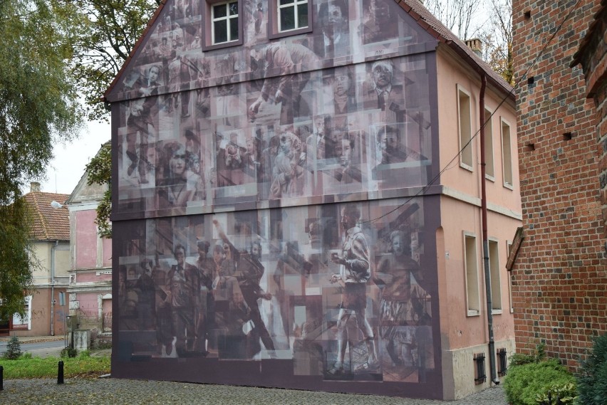 Mural powstał na ścianie wikariatu parafii św. Jadwigi, aby...