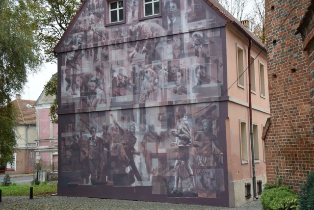 Mural powstał na ścianie wikariatu parafii św. Jadwigi, aby upamiętnić Wydarzenia Zielonogórskie z 30 maja 1960 r.