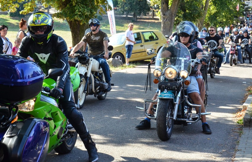 Festyn Rodzinny przy szamotulskiej bazylice. Parada motocykli otworzyła imprezę! [ZDJĘCIA]