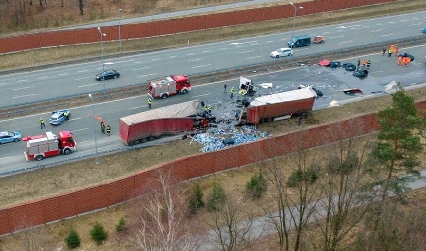 Wypadek ciężarówek na autostradzie A1 w Knurowie. To cud że kierowca przeżył! Tyle zostało z tego samochodu [ZDJĘCIA]