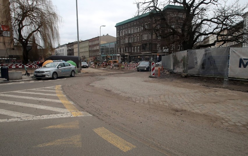 Plac Zgody w Szczecinie: Kierowcy, uważajcie na samochody! Internauci alarmują na stan nawierzchni 