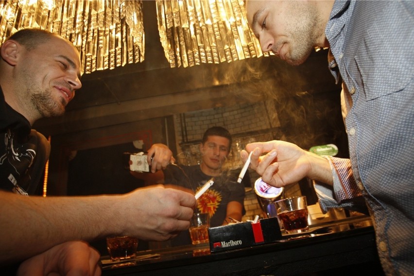 Zakaz palenia w barach i restauracjach obowiązuje już 10...