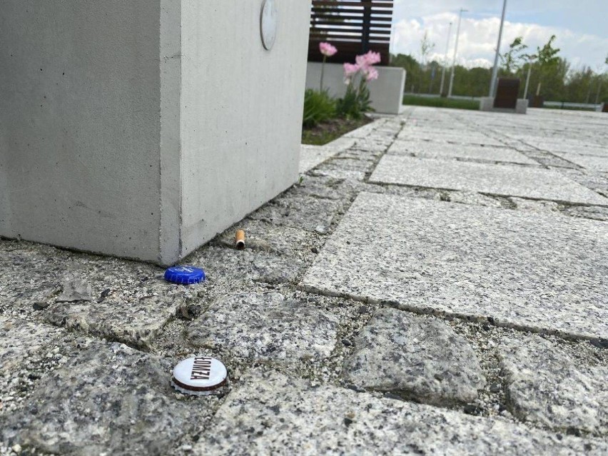 Głogowski bulwar nad Odrą: Zerwane ławki i śmieci powpychane w trampoliny dla dzieci 