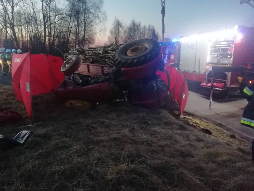 Śmiertelny wypadek traktorzysty w Zagórzu pod Skierniewicami. Mężczyznę przygniótł ciągnik