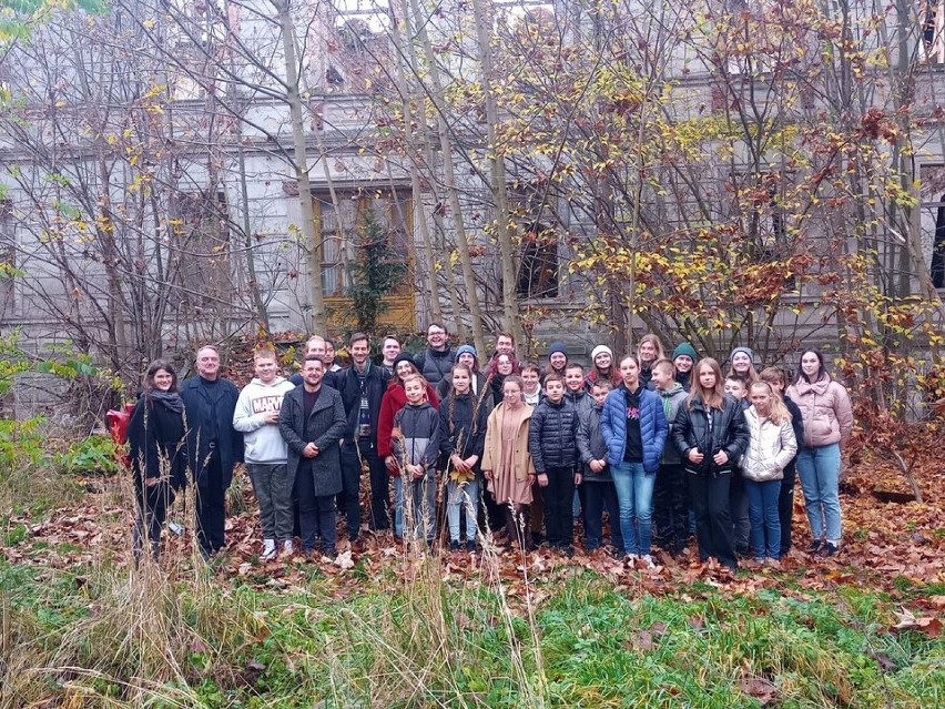 Uczniowie szkoły w Stradomi Wierzchniej odwiedzili ruiny pałacu