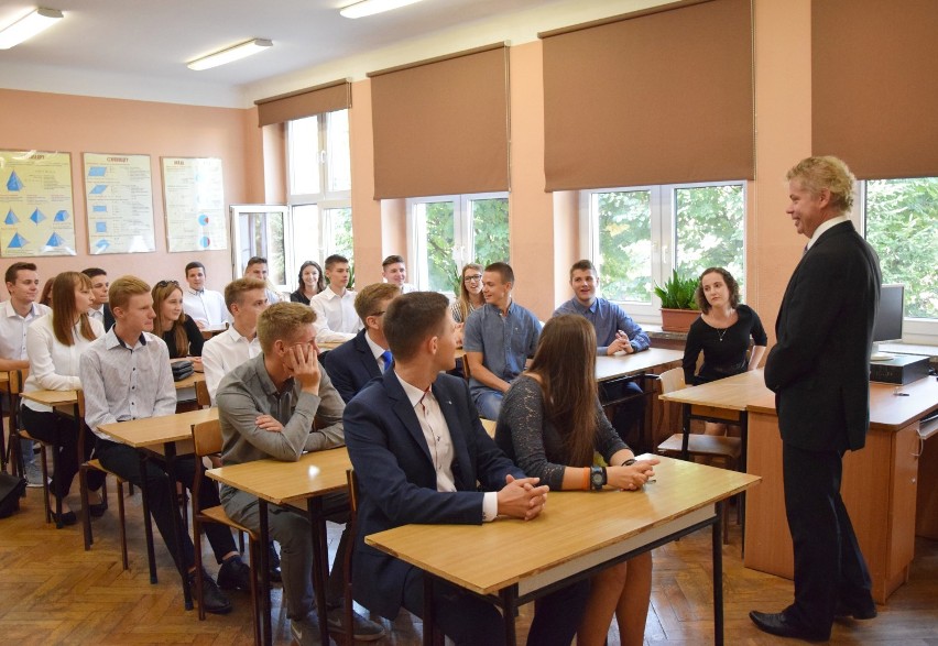 Kraśnik. Uczniowie znów zasiedli w szkolnych ławkach. Powiatowa inauguracja roku szkolnego (ZDJĘCIA/WIDEO)