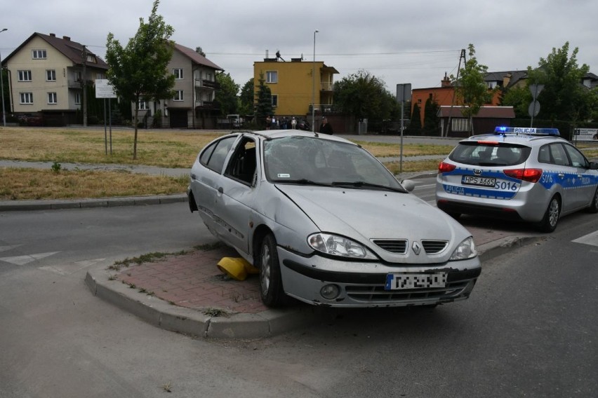 Kielce. Pijany kierowca wywrócił samochód na rondzie przy ulicy Batalionów Chłopskich