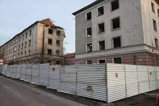 Ponieważ rozbiórka obiektów została wstrzymana, plac otoczono bardziej stałym ogrodzeniem. Obecnie prace wstrzymuje postępowanie Wojewódzkiego Konserwatora Zabytków.