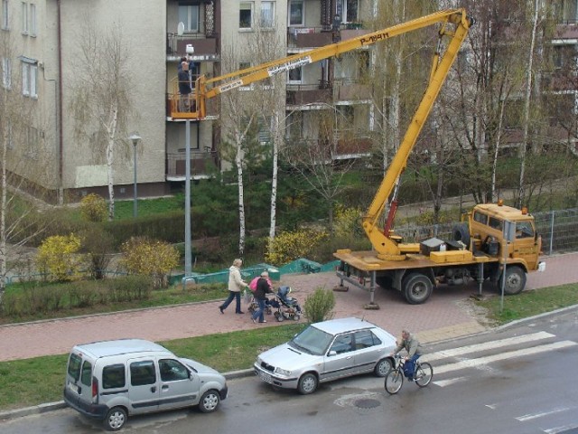 Nasz Czytelnik zrobił zdjęcie, jak pracownicy montujący monitoring przez ponad godzinę pracowali bez odpowiednich zabezpieczeń.