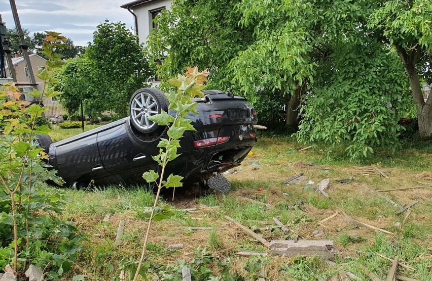 Parcice. 20-latek dachując uderzył w ogrodzenie posesji 