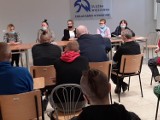 Spotkanie w Zakładzie Karnym w Kwidzynie. Osadzeni zagrożeni bezdomnością rozmawiali o formach pomocy po wyjściu na wolność