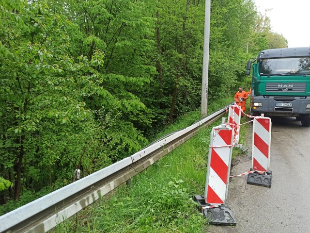 W Zarzeczu w gminie Łodygowice przy drodze powiatowej nr 1406 S Zarzecze – Tresna  powstało 20-metrowe osuwisko.
