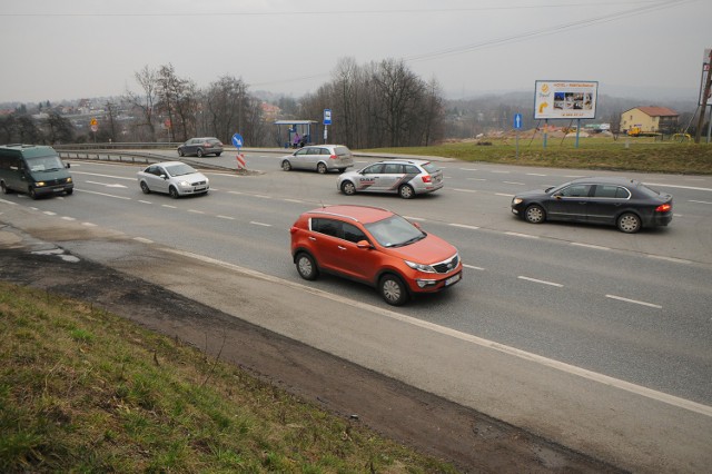 Gaj, skrzyżowanie zakopianki z ul. Zadziele i Widokową.