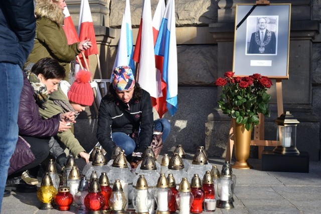 Hołd w Legnicy dla zamordowanego prezydenta Gdańska Pawła Adamowicza.