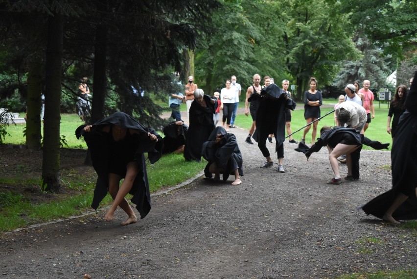 Dobrzyca. Teatr w Oranżerii. IV edycja Laboratoriów Twórczych. Spektakl inspirowany "Ferdydurke" Witolda Gombrowicza na finał zajęć