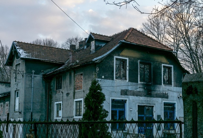 Tak wygląda ruina budynku po byłym GS w Bolesławiu, przy...