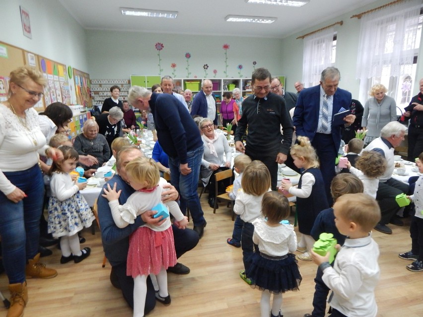 Słoneczne przedszkolaki dla babci i dziadka  