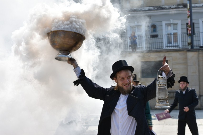 Gorlice. Teatr uliczny Terminus A Quo ze spektaklem „Światło z Ziemi” na gorlickim rynku. Było… zaskakująco [ZDJĘCIA]