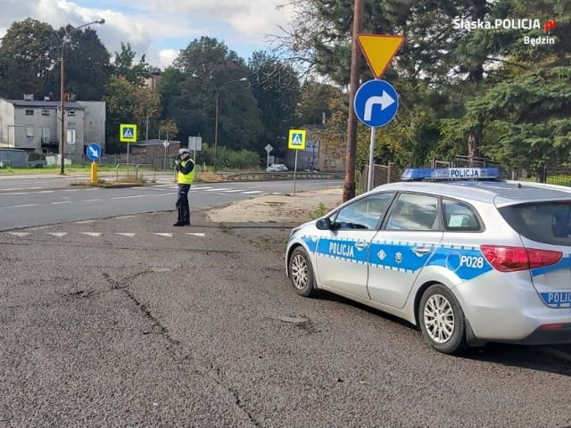 Policjanci kontrolują prędkość jazdy kierowców 

Zobacz kolejne zdjęcia/plansze. Przesuwaj zdjęcia w prawo naciśnij strzałkę lub przycisk NASTĘPNE