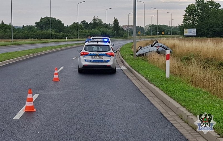 Groźnie wyglądające dachowanie na obwodnicy Szczawna-Zdroju