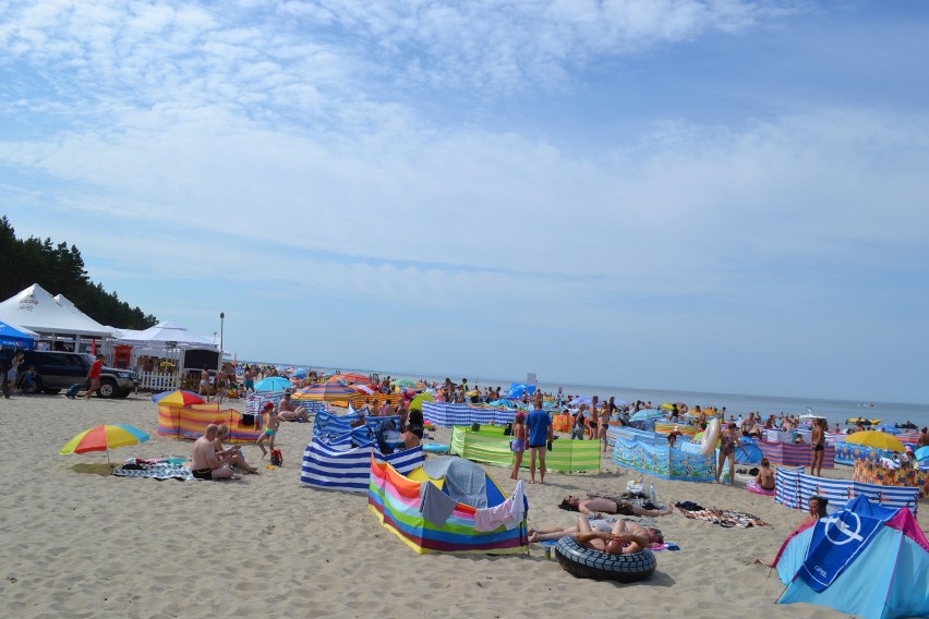 Dostęp do morza odcięty przez parawany? Weekendowe oblężenie na mierzejskich plażach.