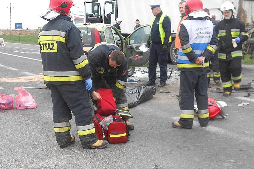 Wypadek w Piotrowie: Jedna osoba nie żyje, dwie zostały...