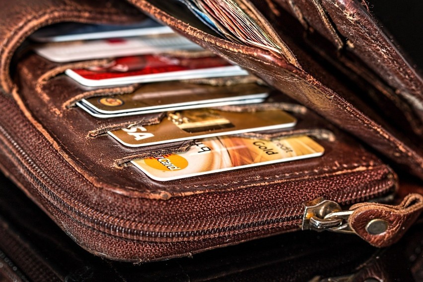 Czerwony portfel, w środku karty płatnicze, dowód osobisty...