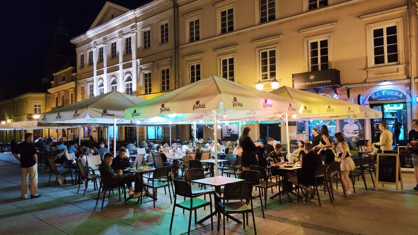 Piotrkowski Rynek Trybunalski  tętni życiem w wieczory weekendowe. Ogródki czynne do późnych godzin nocnych.  ZDJĘCIA