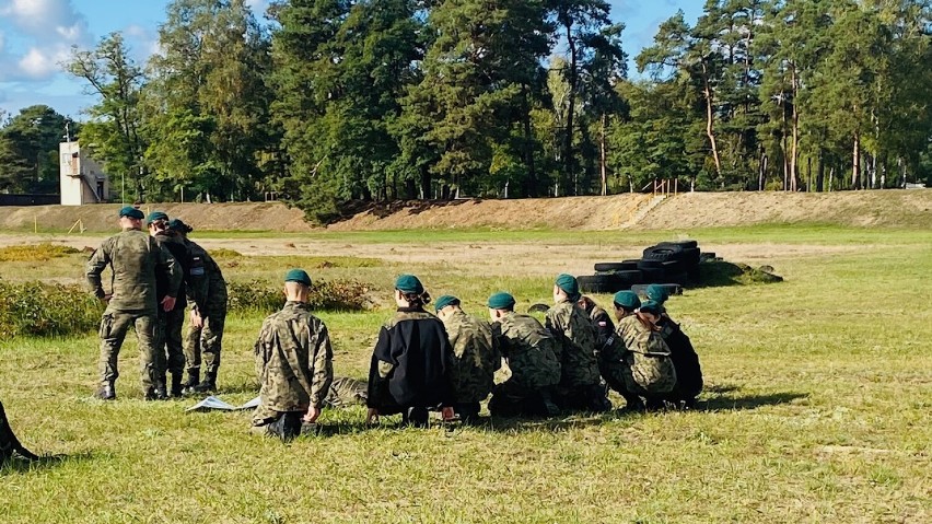 Obóz szkoleniowy klas mundurowych. Uczniowie zdobywają wiedzę pod czujnym okiem zawodowych żołnierzy 
