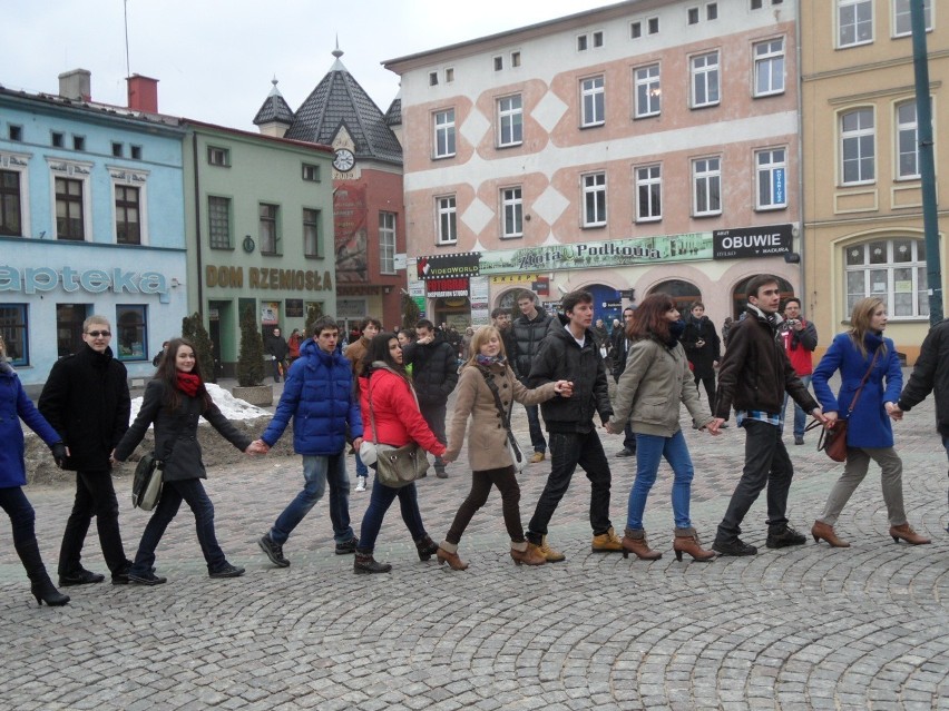 Uczniowie ZSOT w Lublińcu zatańczyli poloneza na rynku