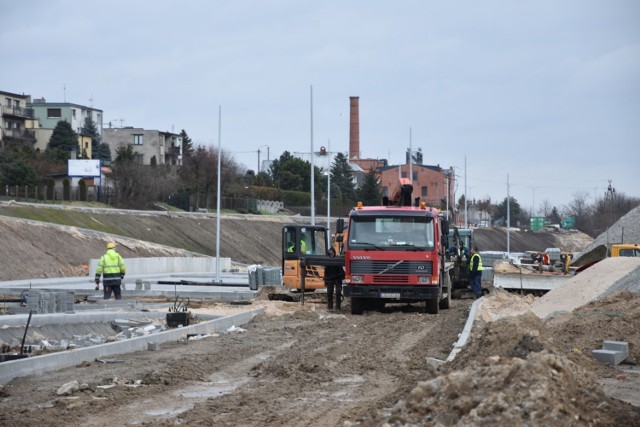 Parking dla aut osobowych, terminal dla autobusów. To wszystko powstanie między ul. Nową i dworcem PKP w Nakle do jesieni. Pogoda sprzyja wykonawcy, prace trwają bez przeszkód