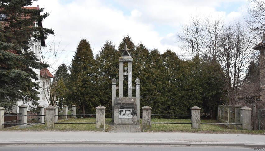 Malbork. Pomnik z radziecką gwiazdą został wymalowany wulgarnymi hasłami po ataku Rosji na Ukrainę