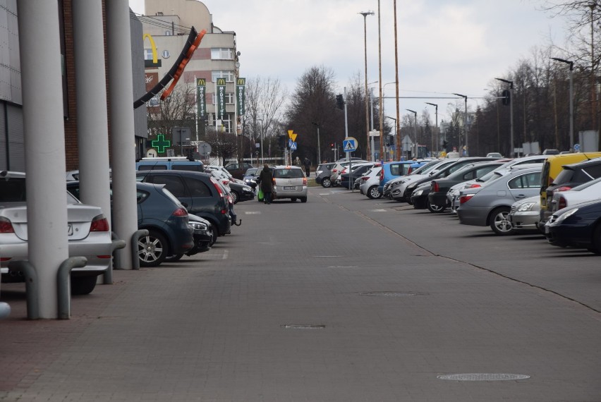 Sieradzanie ruszyli na zakupy przed lockdownem? Byliśmy w galerii handlowej - ZDJĘCIA