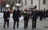 Kwiaty przy pomniku Górników Polskiej Miedzi w Polkowicach z okazji Barbórki 2021