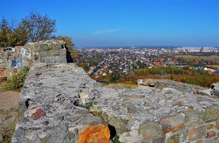 Wiele osób chętnie fotografuje się na ruinach zamku na Górze...