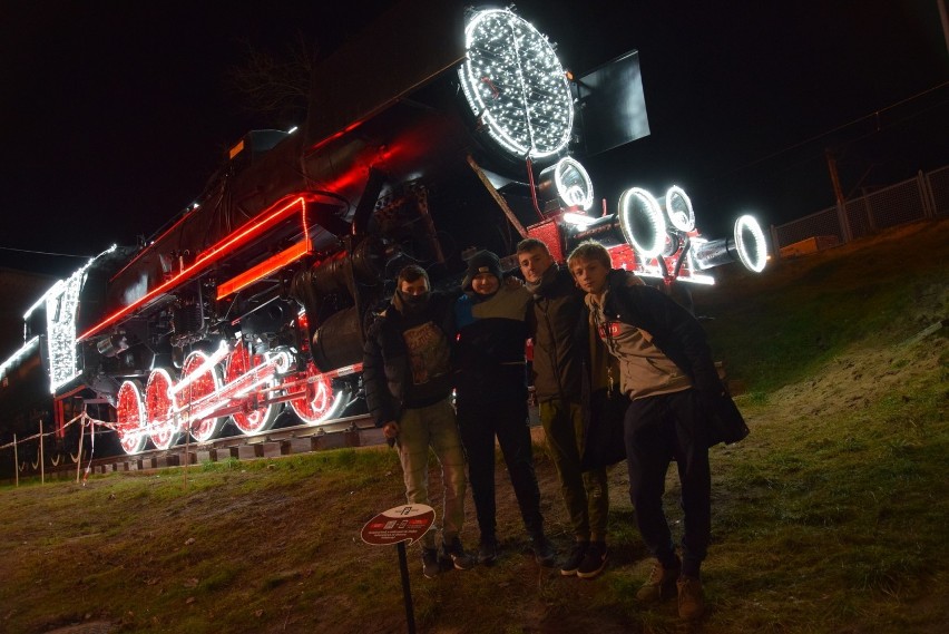 Piękna rozświetlona lokomotywa zdobi od soboty kędzierzyńskie Śródmieście. Wyjątkowa iluminacja w centrum Kędzierzyna-Koźla  [ZDJĘCIA]