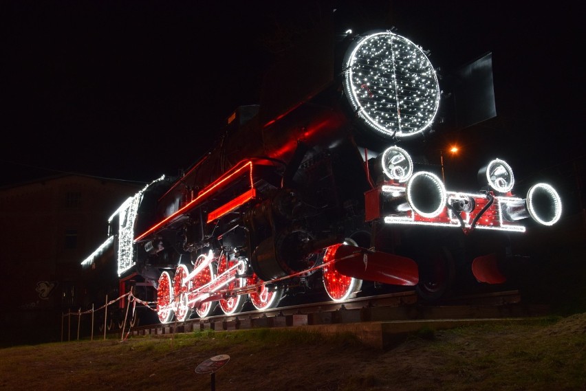 Piękna rozświetlona lokomotywa zdobi od soboty kędzierzyńskie Śródmieście. Wyjątkowa iluminacja w centrum Kędzierzyna-Koźla  [ZDJĘCIA]