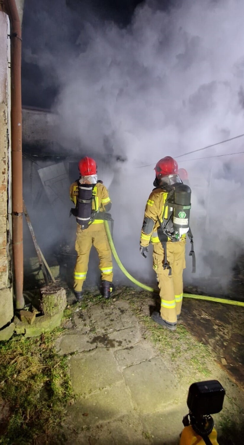 Pożar budynku gospodarczego w Szamotułach. Interweniowali strażacy zawodowi i ochotnicy